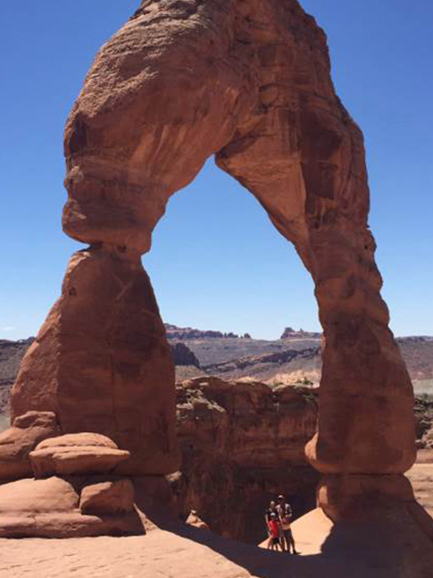 <사진 3> Arches National Park. 자연의 위용을 보려면 땡볕을 한참 걸어가야 합니다.