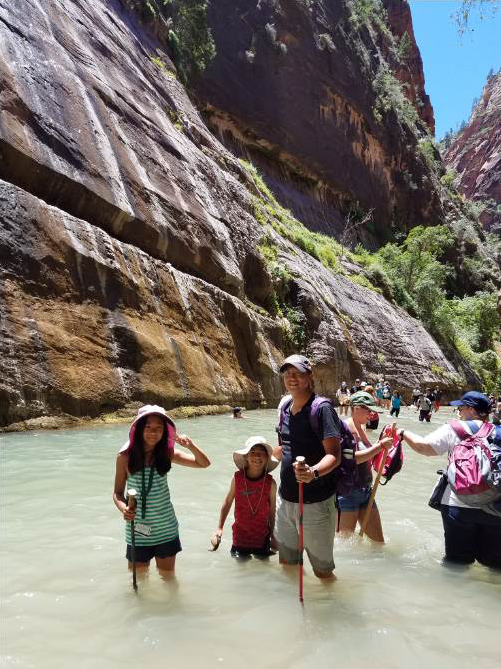 <사진 4gt;  Zion National Park - The Narrows trail. 세상에 별로 없을 경험입니다.