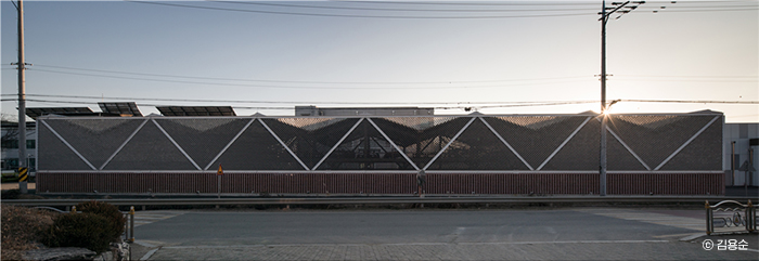 염치초등학교에서 바라본 농기계보관창고 모습